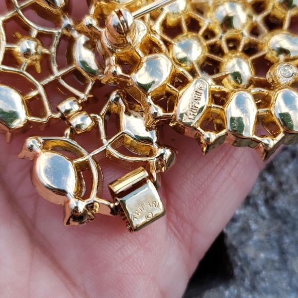 Vintage Crown Trifari Aurora Borealis Faceted Rhinestone Gold Rhodium Bracelet - Picture 16 of 16